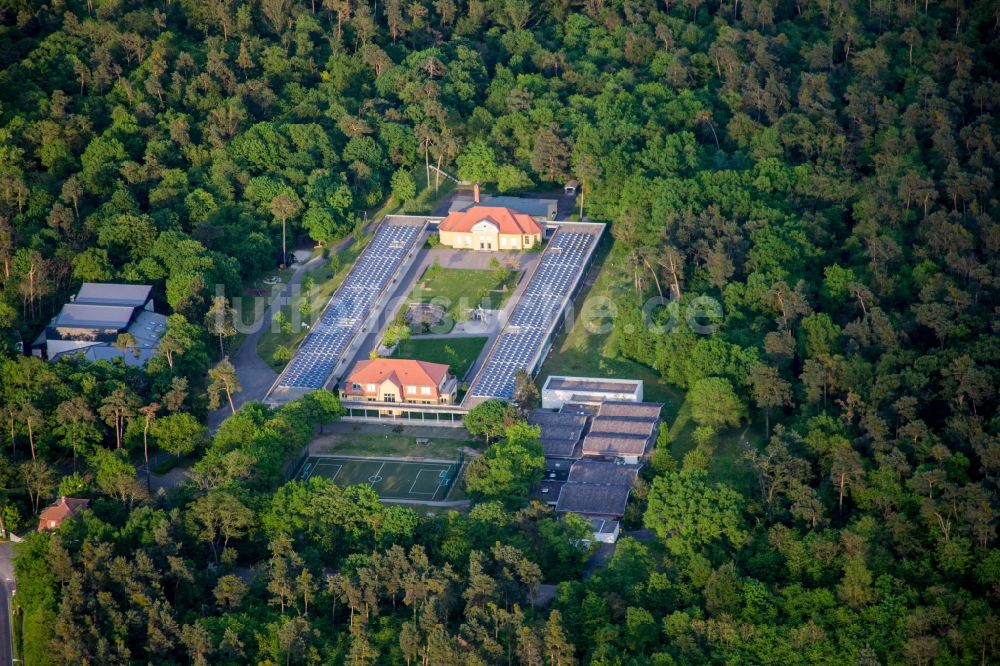 Mannheim von oben - Schulgebäude der Eugen-Neter-Schule im Wald von Ortsteil Blumenau in Mannheim im Bundesland Baden-Württemberg, Deutschland