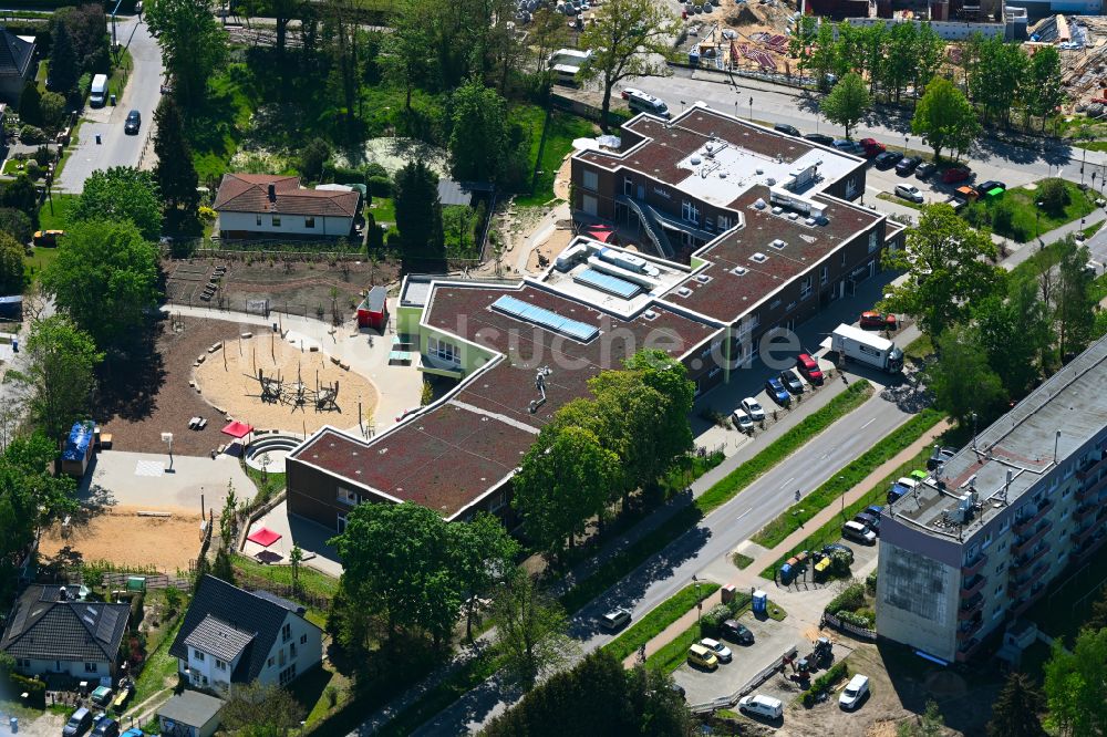 Bernau von oben - Schulgebäude Evangelischen Grundschule in Bernau im Bundesland Brandenburg, Deutschland