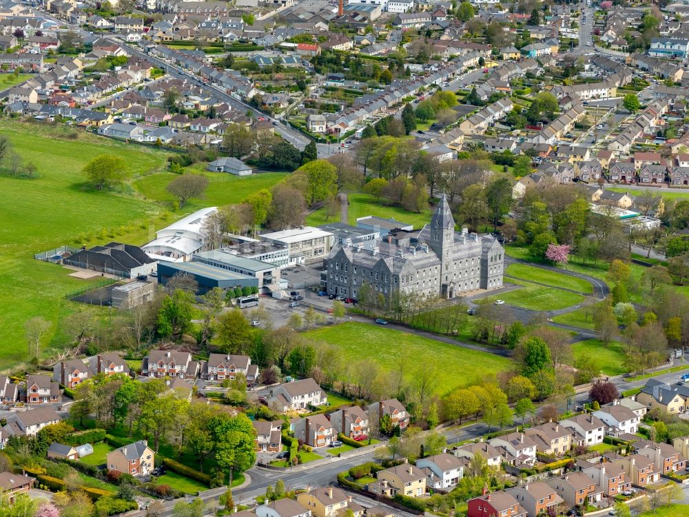 Ennis aus der Vogelperspektive: Schulgebäude der St. Flannan's College Ennis, einer Schule mit Uhrenturm in Ennis in Clare, Irland