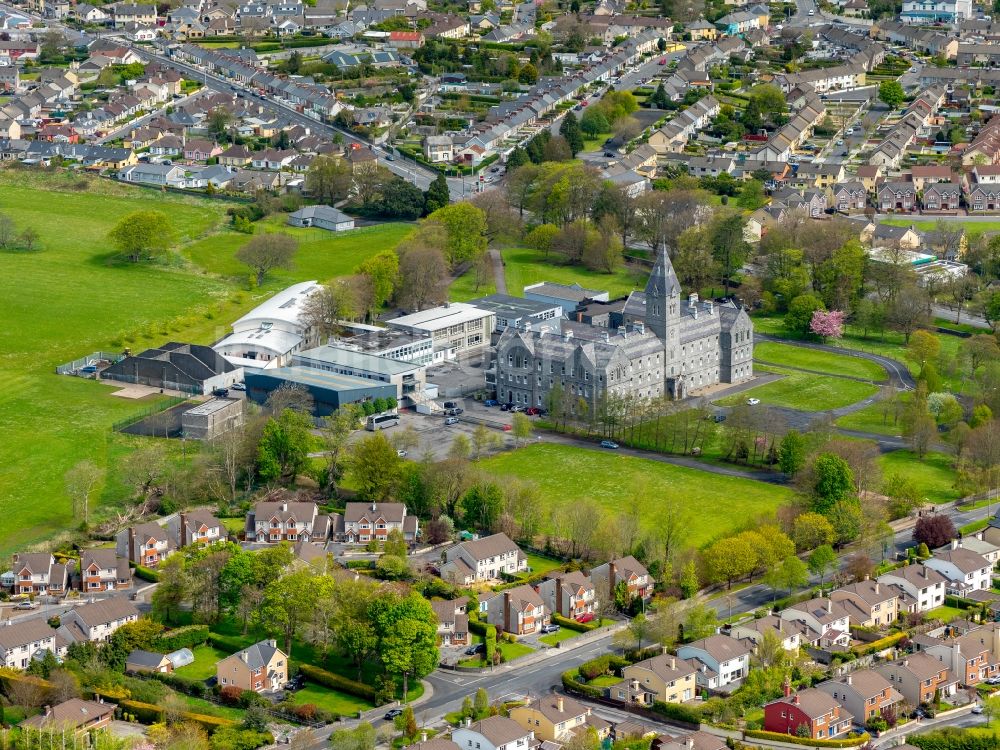 Luftbild Ennis - Schulgebäude der St. Flannan's College Ennis, einer Schule mit Uhrenturm in Ennis in Clare, Irland