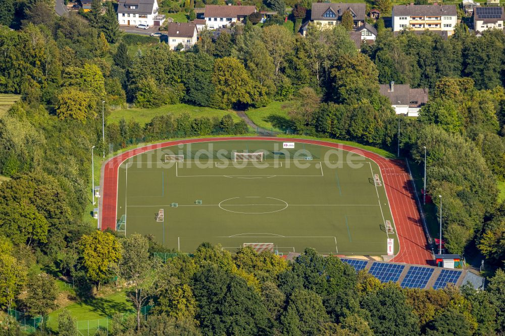 Hilchenbach aus der Vogelperspektive: Schulgebäude der Florenburg-Grundschule und der Carl-Kraemer-Realschule in Hilchenbach im Bundesland Nordrhein-Westfalen, Deutschland