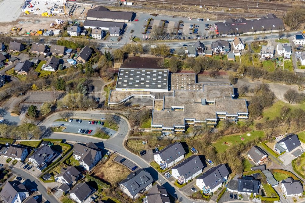 Borghausen von oben - Schulgebäude Franz Hoffmeister Schulzentrum Bestwig in Borghausen im Bundesland Nordrhein-Westfalen, Deutschland