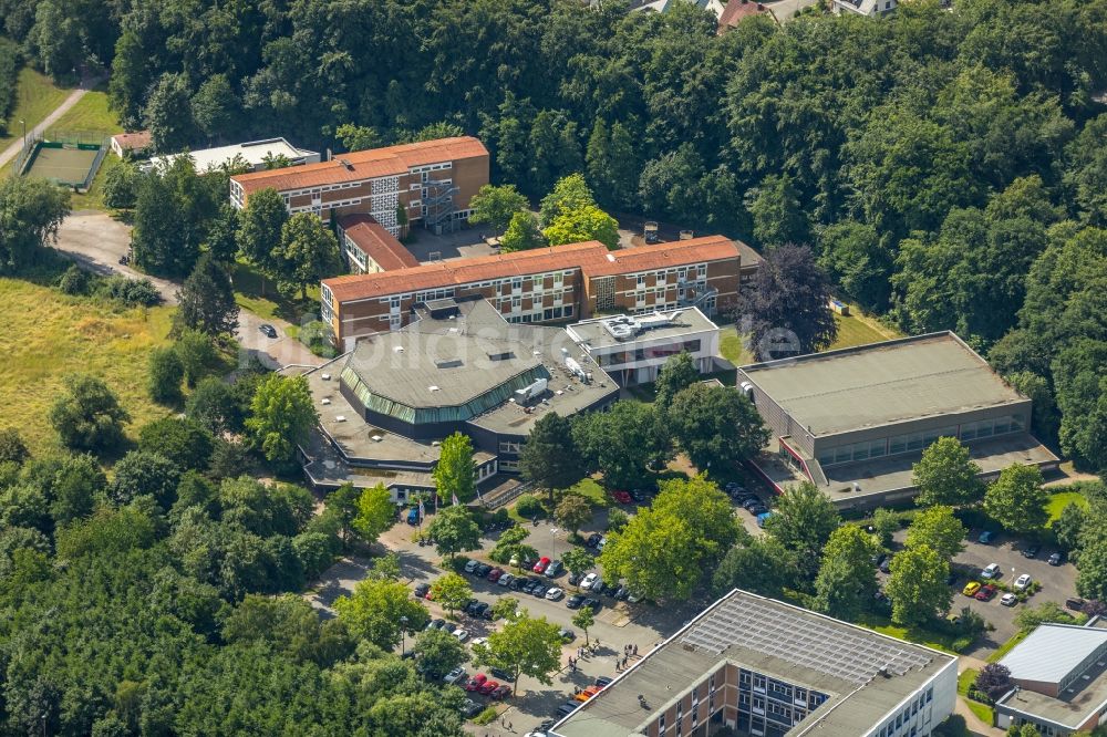 Luftaufnahme Arnsberg - Schulgebäude des Franz-Stock-Gymnasiums und das Kulturzentrum Berliner Platz in Arnsberg im Bundesland Nordrhein-Westfalen, Deutschland