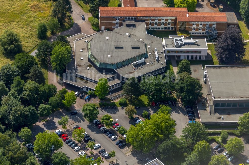 Arnsberg von oben - Schulgebäude des Franz-Stock-Gymnasiums und das Kulturzentrum Berliner Platz in Arnsberg im Bundesland Nordrhein-Westfalen, Deutschland