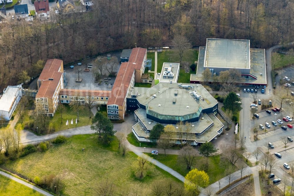 Luftaufnahme Arnsberg - Schulgebäude des Franz-Stock-Gymnasiums und das Kulturzentrum Berliner Platz in Arnsberg im Bundesland Nordrhein-Westfalen, Deutschland