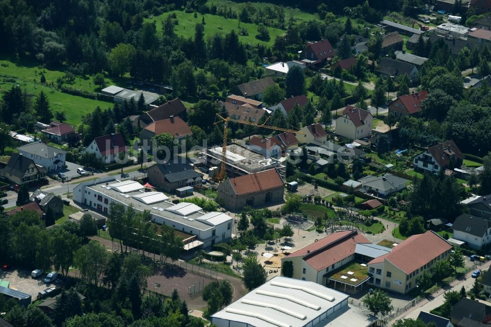 Luftbild Fredersdorf-Vogelsdorf - Schulgebäude der Fred-Vogel-Grundschule im Ortsteil Fredersdorf in Fredersdorf-Vogelsdorf im Bundesland Brandenburg, Deutschland