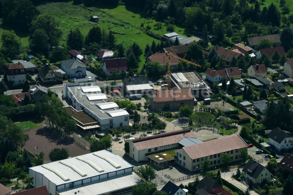 Luftaufnahme Fredersdorf-Vogelsdorf - Schulgebäude der Fred-Vogel-Grundschule im Ortsteil Fredersdorf in Fredersdorf-Vogelsdorf im Bundesland Brandenburg, Deutschland