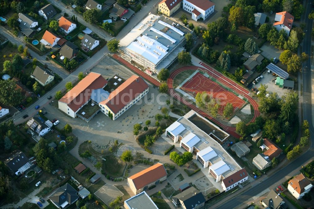 Fredersdorf-Vogelsdorf von oben - Schulgebäude der Fred-Vogel-Grundschule an der Tieckstraße in Fredersdorf-Vogelsdorf im Bundesland Brandenburg, Deutschland