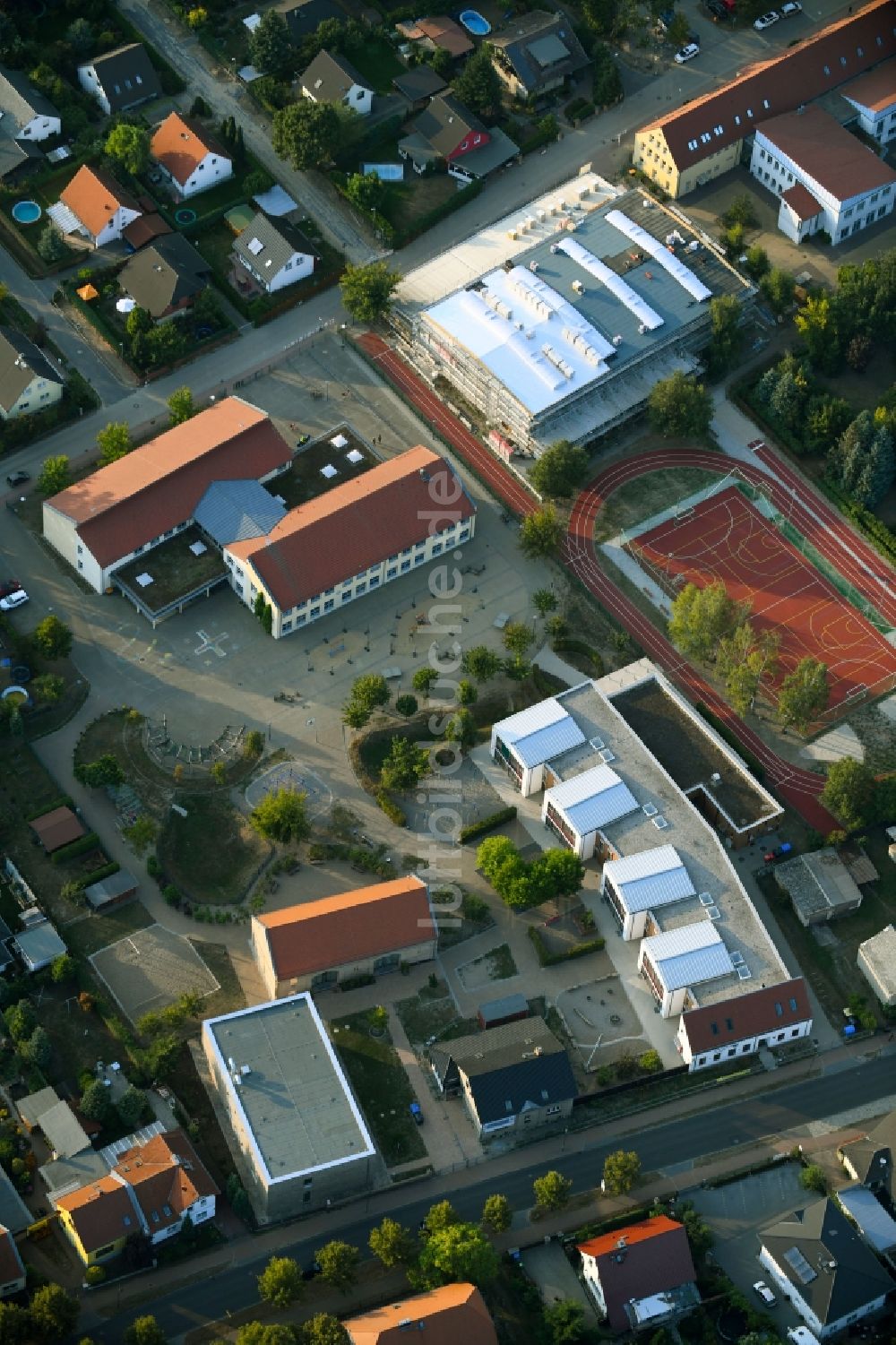 Fredersdorf-Vogelsdorf aus der Vogelperspektive: Schulgebäude der Fred-Vogel-Grundschule an der Tieckstraße in Fredersdorf-Vogelsdorf im Bundesland Brandenburg, Deutschland