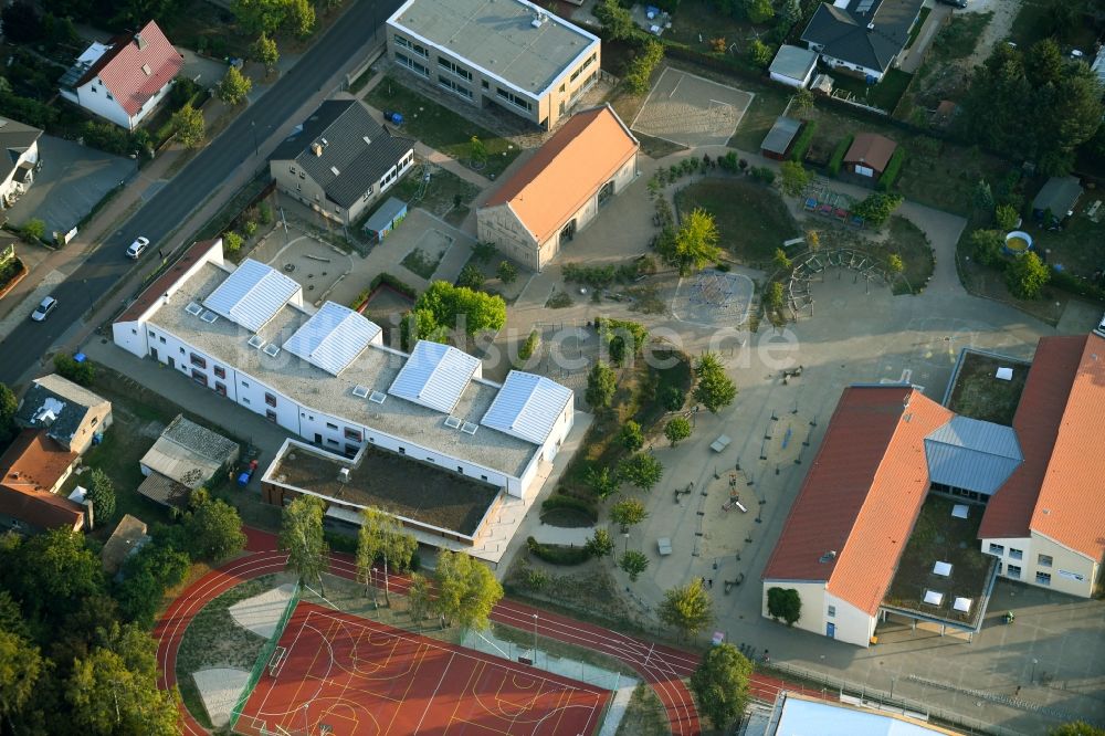 Luftbild Fredersdorf-Vogelsdorf - Schulgebäude der Fred-Vogel-Grundschule an der Tieckstraße in Fredersdorf-Vogelsdorf im Bundesland Brandenburg, Deutschland