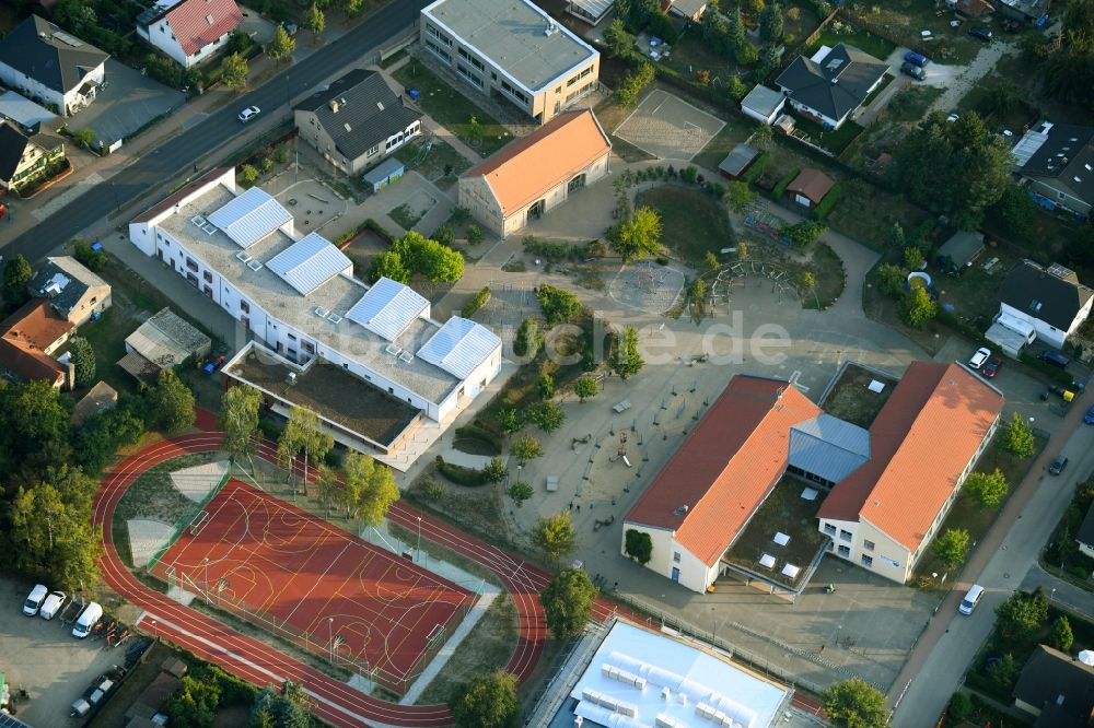 Luftaufnahme Fredersdorf-Vogelsdorf - Schulgebäude der Fred-Vogel-Grundschule an der Tieckstraße in Fredersdorf-Vogelsdorf im Bundesland Brandenburg, Deutschland