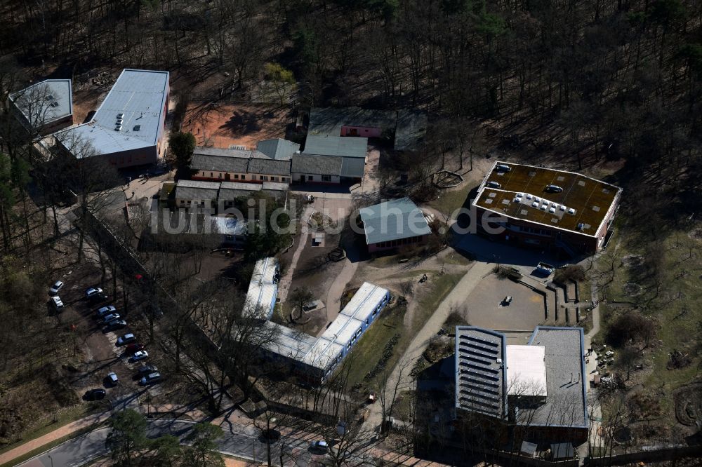 Luftbild Kleinmachnow - Schulgebäude der Freie Walddorfschule in der Parforceheide an der Schopfheimer Allee in Kleinmachnow im Bundesland Brandenburg