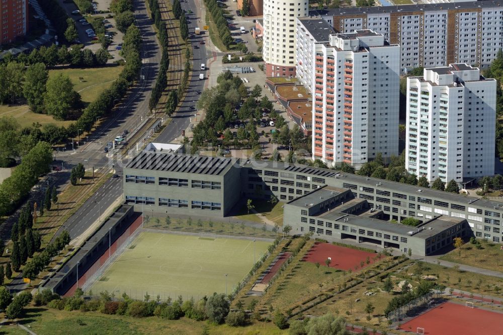 Berlin von oben - Schulgebäude der Fritz-Reuter-Oberschule in Berlin