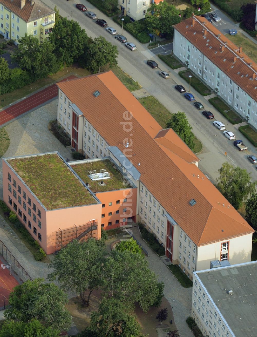 Berlin von oben - Schulgebäude der Gebrüder-Montgolfier-Gymnasium am Ellernweg im Ortsteil Schöneweide in Berlin, Deutschland