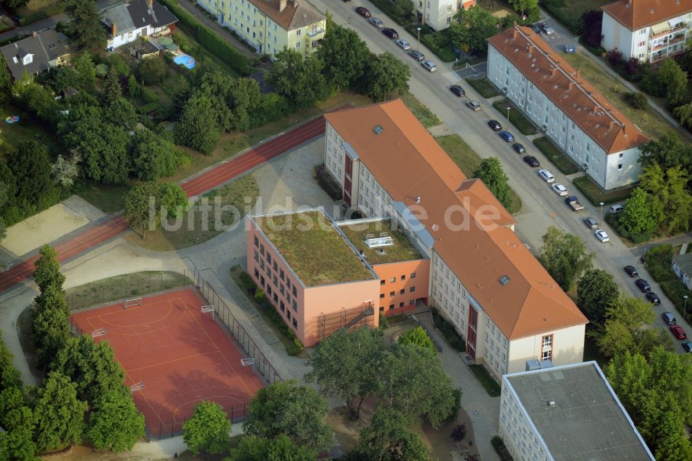 Berlin aus der Vogelperspektive: Schulgebäude der Gebrüder-Montgolfier-Gymnasium am Ellernweg im Ortsteil Schöneweide in Berlin, Deutschland