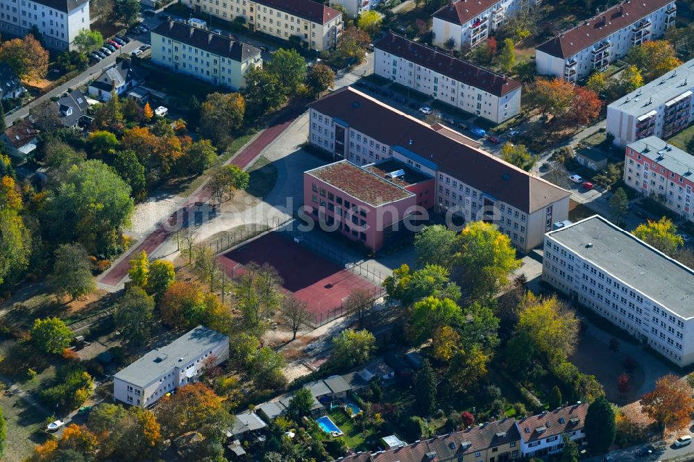 Luftaufnahme Berlin - Schulgebäude der Gebrüder-Montgolfier-Gymnasium am Ellernweg im Ortsteil Schöneweide in Berlin, Deutschland