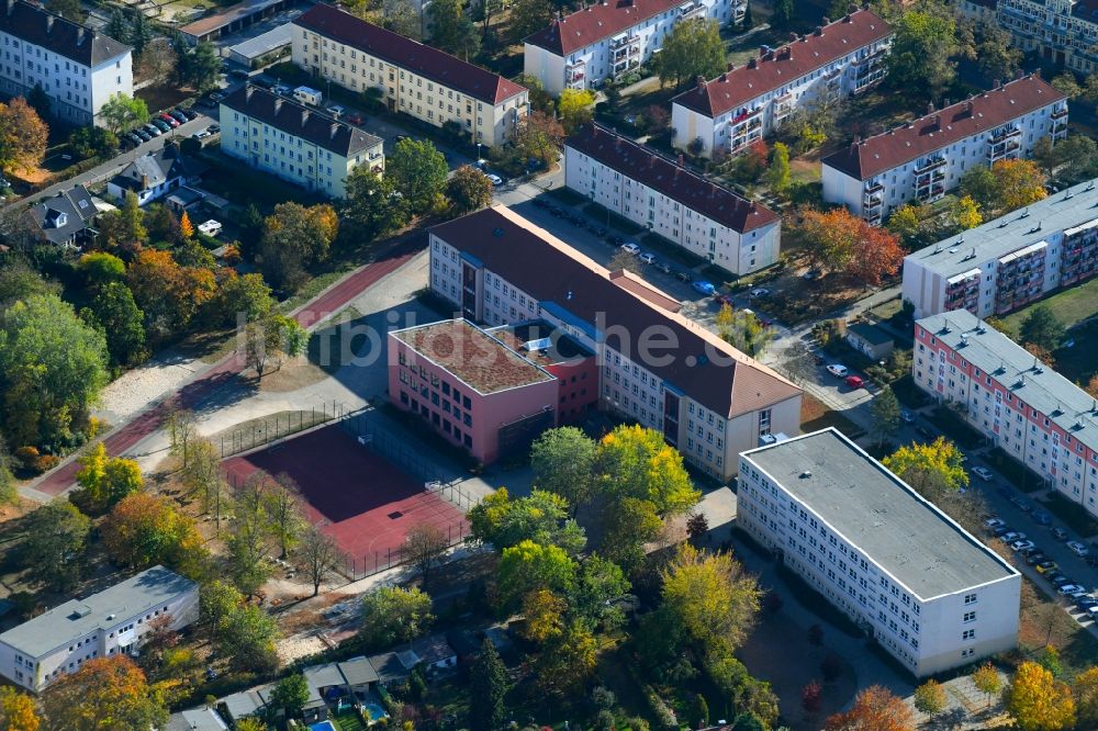 Berlin von oben - Schulgebäude der Gebrüder-Montgolfier-Gymnasium am Ellernweg im Ortsteil Schöneweide in Berlin, Deutschland