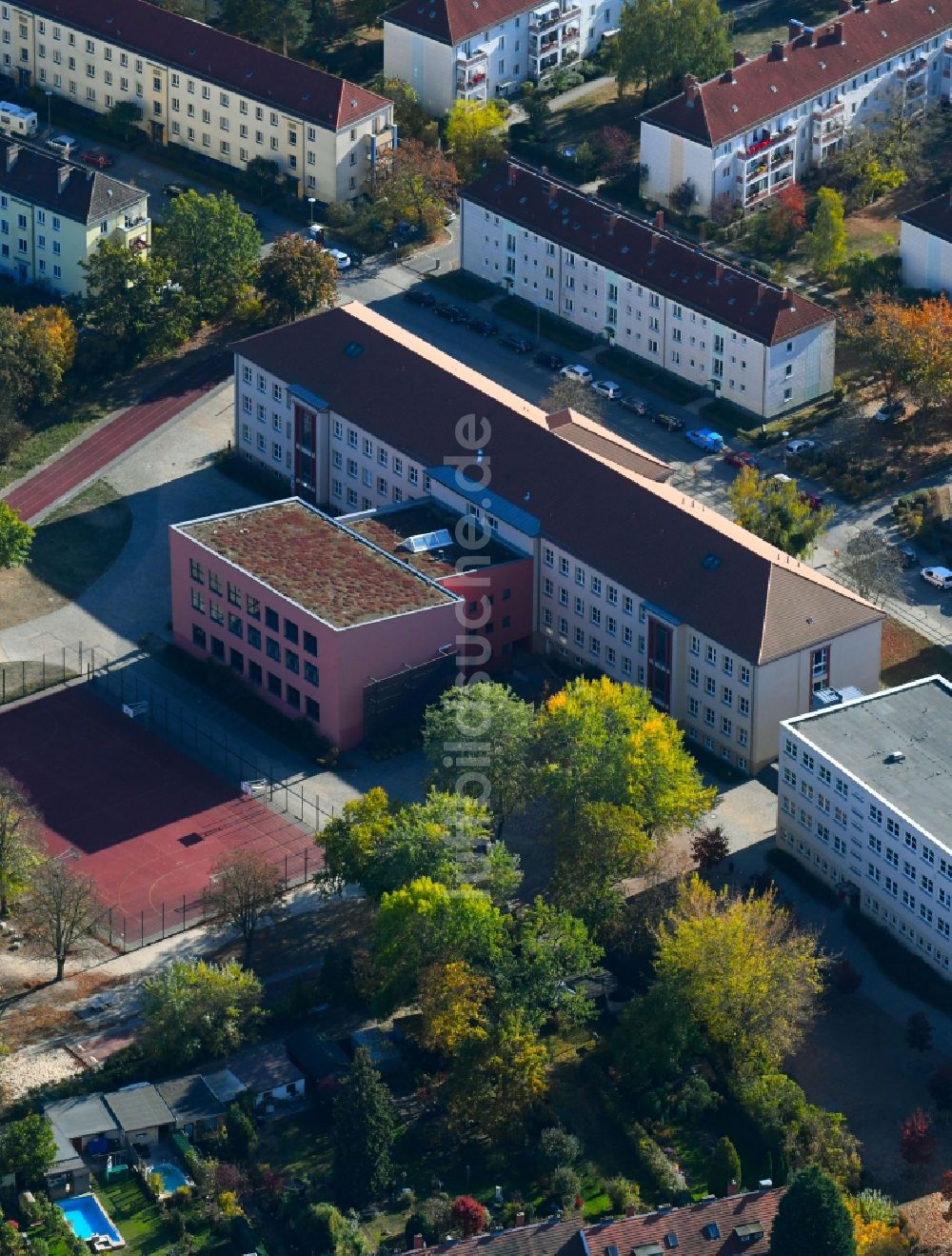 Luftbild Berlin - Schulgebäude der Gebrüder-Montgolfier-Gymnasium am Ellernweg im Ortsteil Schöneweide in Berlin, Deutschland