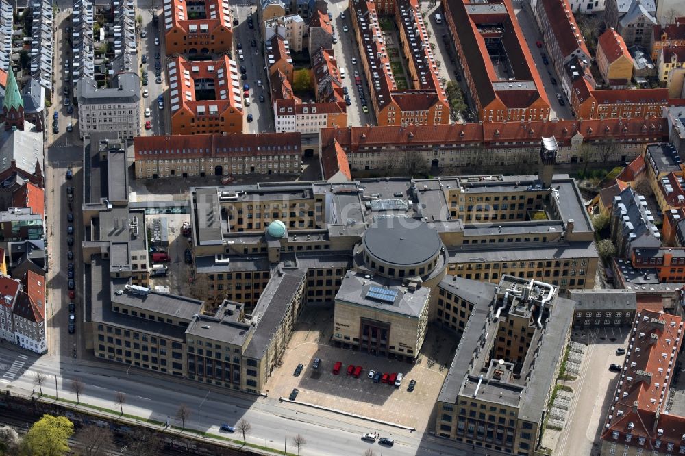 Kopenhagen aus der Vogelperspektive: Schulgebäude des Gefion Gymnasium an der Oster Voldga in Kopenhagen in Region Hovedstaden, Dänemark