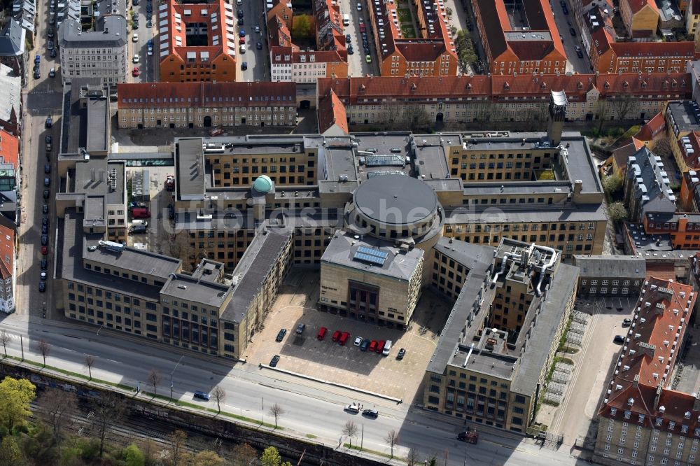 Luftaufnahme Kopenhagen - Schulgebäude des Gefion Gymnasium an der Oster Voldga in Kopenhagen in Region Hovedstaden, Dänemark