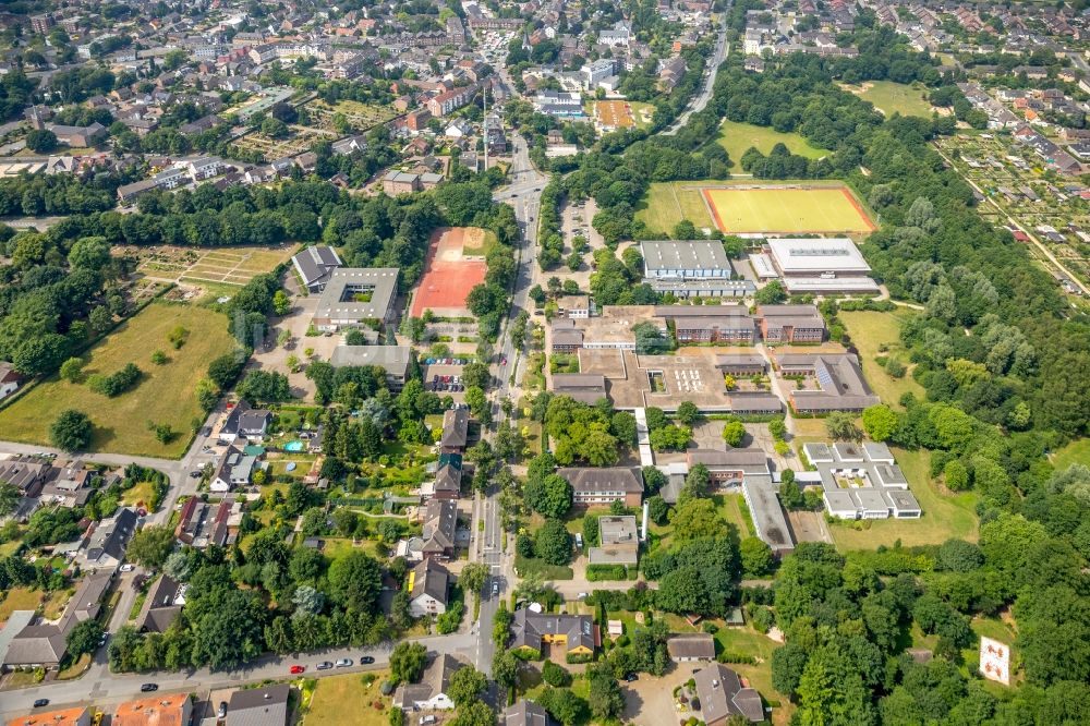 Luftaufnahme Dinslaken - Schulgebäude der Gelände des Gustav-Heinemann-Schulzentrum in Dinslaken im Bundesland Nordrhein-Westfalen - NRW, Deutschland