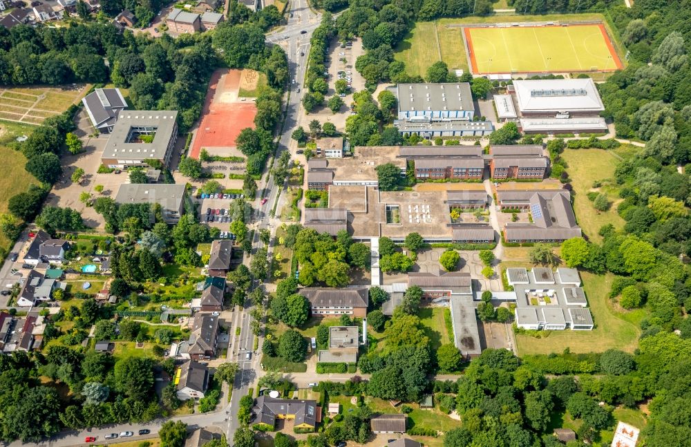 Dinslaken von oben - Schulgebäude der Gelände des Gustav-Heinemann-Schulzentrum in Dinslaken im Bundesland Nordrhein-Westfalen - NRW, Deutschland