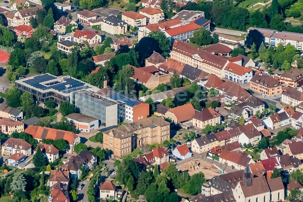 Kenzingen von oben - Schulgebäude der gemeinde Kenzingen in Kenzingen im Bundesland Baden-Württemberg, Deutschland