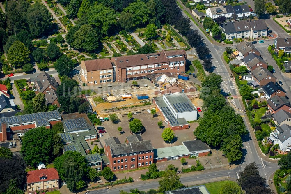 Luftaufnahme Bottrop - Schulgebäude der Gemeinschaftshauptschule Kirchhellen neben dem Vestisches Gymnasium in Bottrop im Bundesland Nordrhein-Westfalen