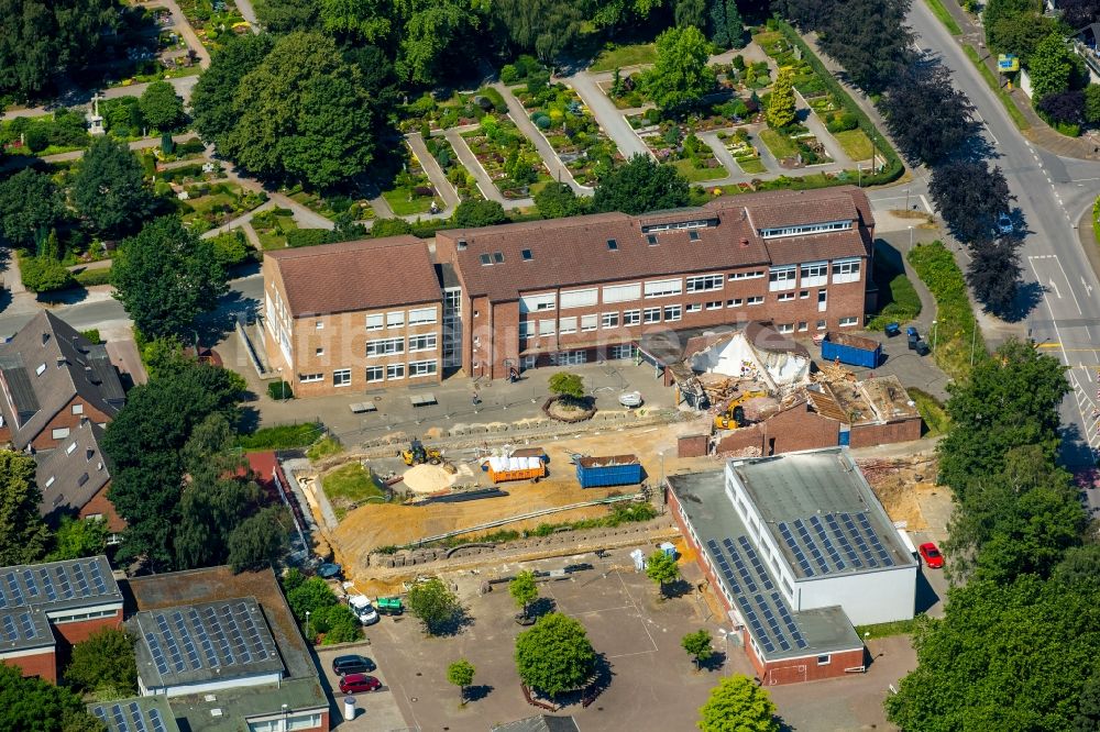 Bottrop von oben - Schulgebäude der Gemeinschaftshauptschule Kirchhellen neben dem Vestisches Gymnasium in Bottrop im Bundesland Nordrhein-Westfalen