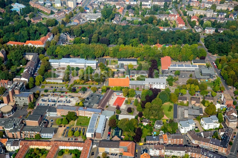 Wesel aus der Vogelperspektive: Schulgebäude der Gemeinschaftshauptschule Martini und des Andreas-Vesalius-Gymnasiums - Städt. Gymnasium Wesel -Sekundarstufen I u. II-in Wesel im Bundesland Nordrhein-Westfalen