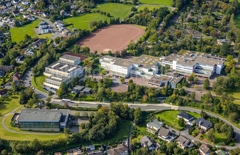 Sundern (Sauerland) von oben - Schulgebäude der Gemeinschaftshauptschule Sundern und des Städtisches Gymnasium Sundern an der Berliner Straße in Sundern (Sauerland) im Bundesland Nordrhein-Westfalen, Deutschland