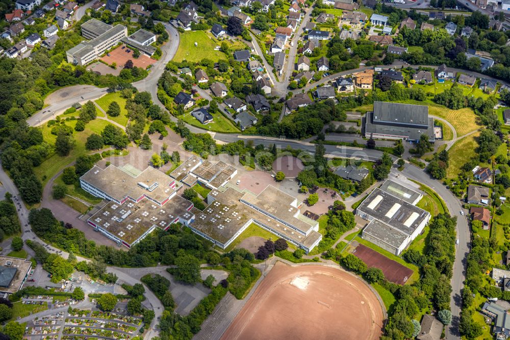 Luftaufnahme Sundern (Sauerland) - Schulgebäude der Gemeinschaftshauptschule Sundern und des Städtisches Gymnasium Sundern an der Berliner Straße in Sundern (Sauerland) im Bundesland Nordrhein-Westfalen, Deutschland