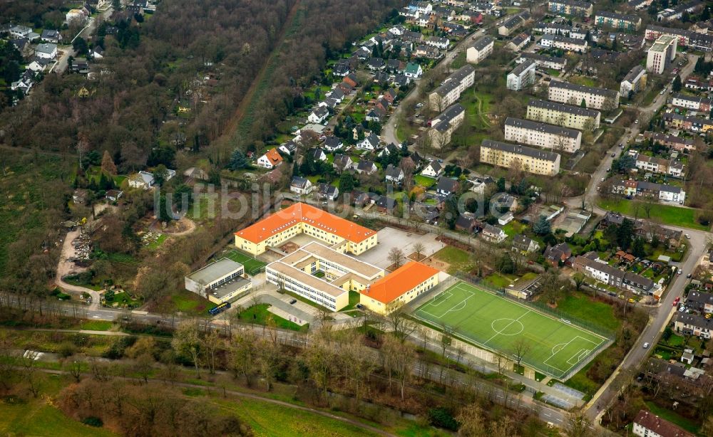 Luftaufnahme Duisburg - Schulgebäude der St. George's - The English International School Duisburg-Düsseldorf in Duisburg im Bundesland Nordrhein-Westfalen