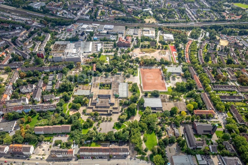 Essen aus der Vogelperspektive: Schulgebäude der Gesamtschule Bockmühle an der Ohmstraße in Essen im Bundesland Nordrhein-Westfalen - NRW, Deutschland