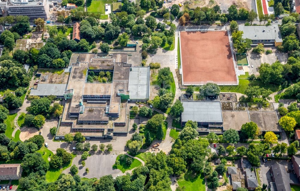 Essen aus der Vogelperspektive: Schulgebäude der Gesamtschule Bockmühle an der Ohmstraße in Essen im Bundesland Nordrhein-Westfalen - NRW, Deutschland