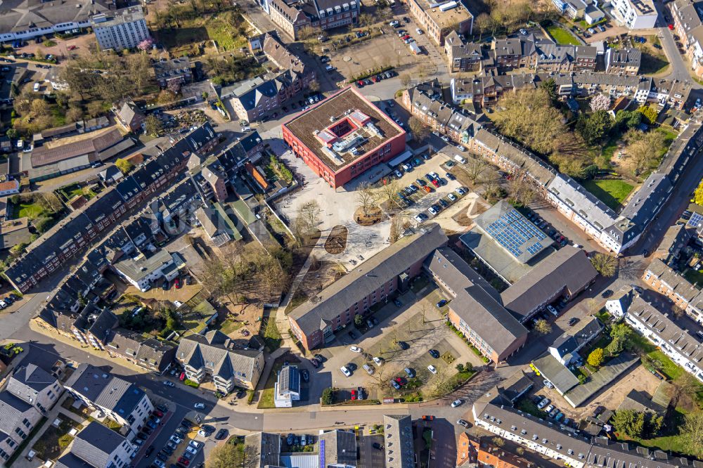 Emmerich am Rhein aus der Vogelperspektive: Schulgebäude Gesamtschule Emmerich in Emmerich am Rhein im Bundesland Nordrhein-Westfalen, Deutschland