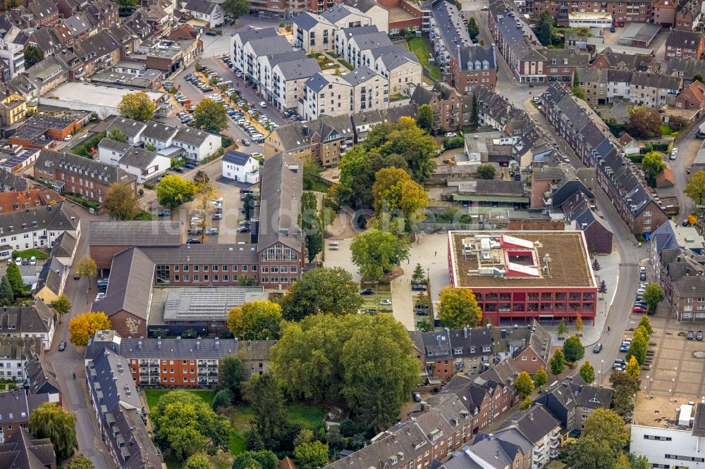 Emmerich am Rhein von oben - Schulgebäude Gesamtschule Emmerich in Emmerich am Rhein im Bundesland Nordrhein-Westfalen, Deutschland