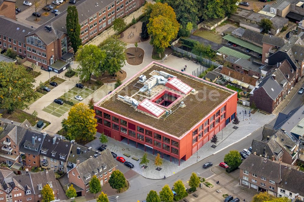 Emmerich am Rhein von oben - Schulgebäude Gesamtschule Emmerich in Emmerich am Rhein im Bundesland Nordrhein-Westfalen, Deutschland