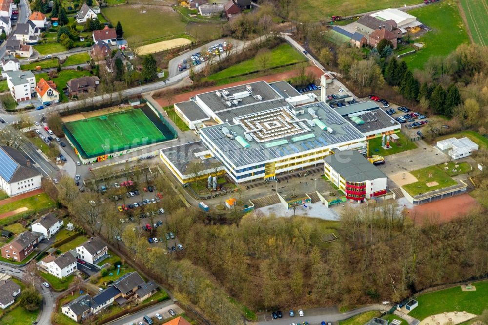 Fröndenberg/Ruhr von oben - Schulgebäude der Gesamtschule Fröndenberg Im Wiesengrund in Fröndenberg/Ruhr im Bundesland Nordrhein-Westfalen, Deutschland