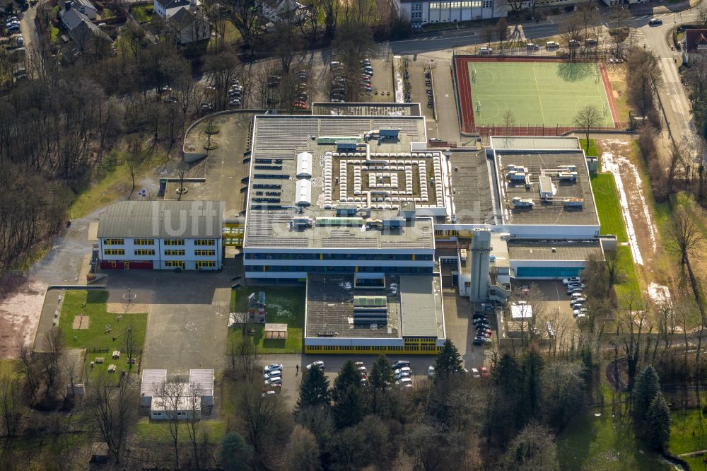 Fröndenberg/Ruhr von oben - Schulgebäude der Gesamtschule Fröndenberg Im Wiesengrund in Fröndenberg/Ruhr im Bundesland Nordrhein-Westfalen, Deutschland