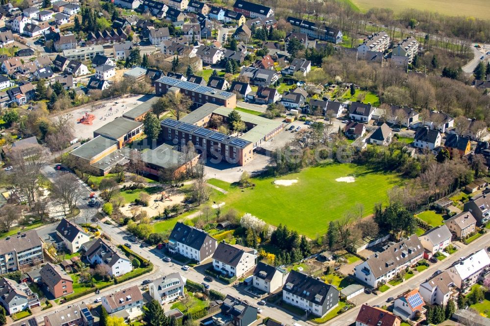 Luftaufnahme Hattingen - Schulgebäude der GGS Oberwinzerfeld im Ortsteil Baak in Hattingen im Bundesland Nordrhein-Westfalen