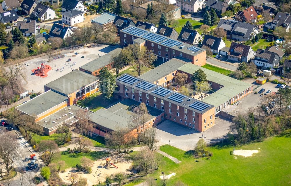 Hattingen von oben - Schulgebäude der GGS Oberwinzerfeld an der Regerstraße im Ortsteil Baak in Hattingen im Bundesland Nordrhein-Westfalen