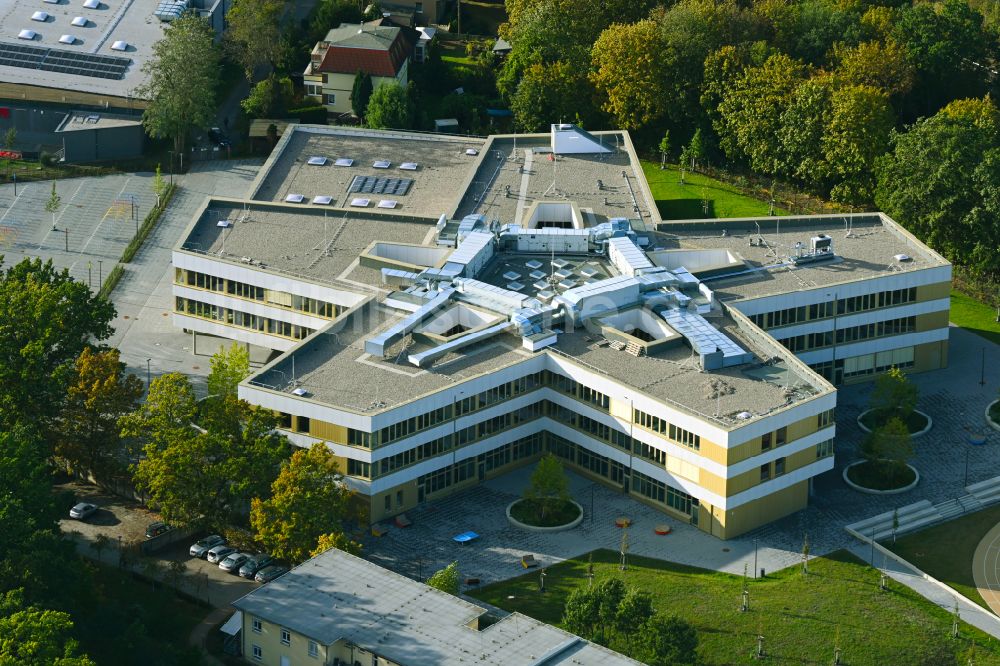 Teltow aus der Vogelperspektive: Schulgebäude Grace-Hopper- Gesamtschule in Teltow im Bundesland Brandenburg, Deutschland