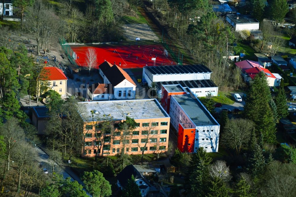 Michendorf von oben - Schulgebäude der Grund- und Oberschule Wilhelmshorst im Ortsteil Wilhelmshorst in Michendorf im Bundesland Brandenburg, Deutschland