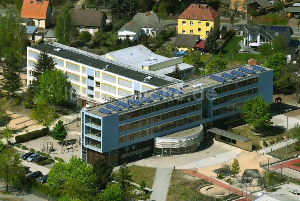 Luftaufnahme Bernau - Schulgebäude der Grundschule am Blumenhag in Bernau im Bundesland Brandenburg, Deutschland