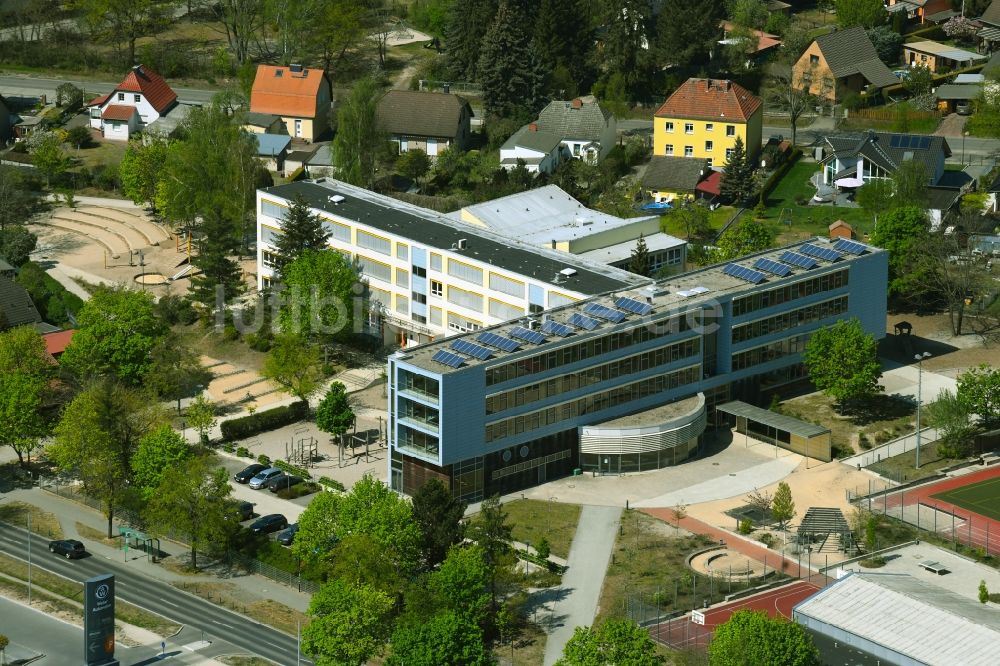 Bernau von oben - Schulgebäude der Grundschule am Blumenhag in Bernau im Bundesland Brandenburg, Deutschland