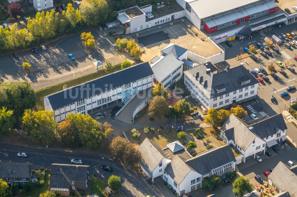 Burbach von oben - Schulgebäude der Grundschule Burbach am Marktplatz in Burbach im Bundesland Nordrhein-Westfalen, Deutschland