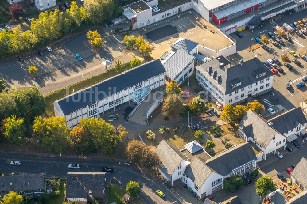 Burbach aus der Vogelperspektive: Schulgebäude der Grundschule Burbach am Marktplatz in Burbach im Bundesland Nordrhein-Westfalen, Deutschland