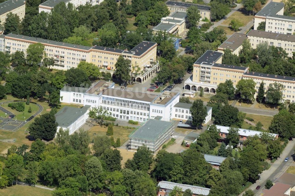 Eisenhüttenstadt von oben - Schulgebäude der Grundschule 2 in Eisenhüttenstadt im Bundesland Brandenburg