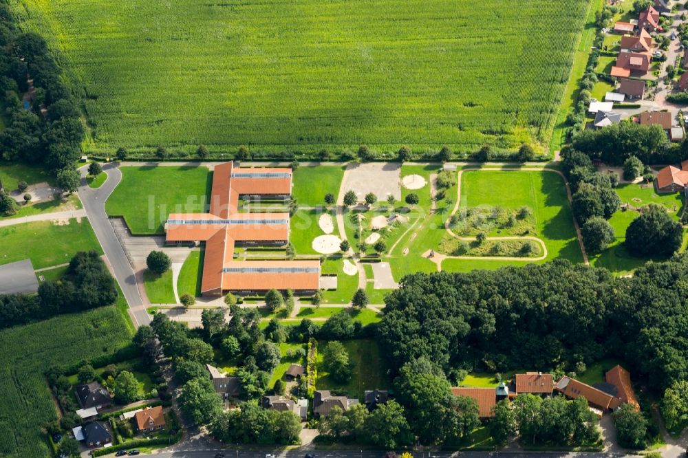 Fredenbeck von oben - Schulgebäude der Grundschule in Fredenbeck im Bundesland Niedersachsen, Deutschland